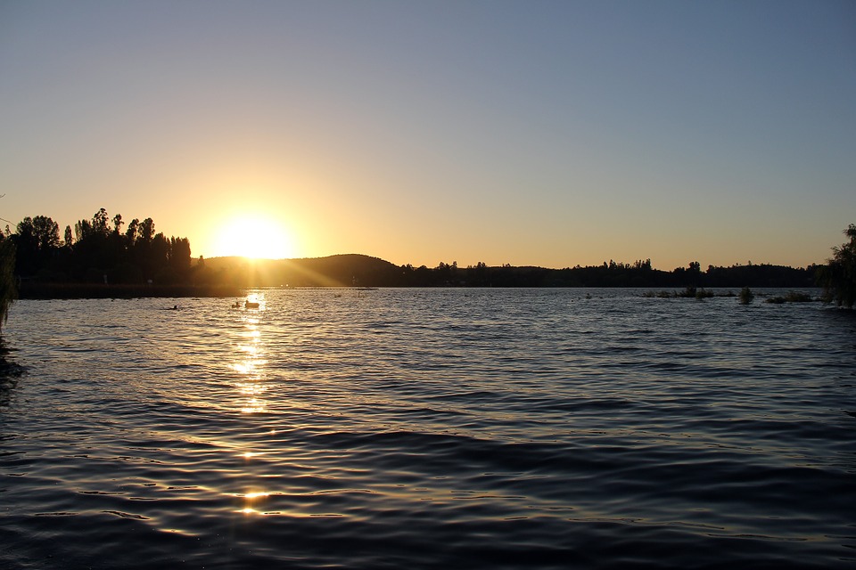 Schwimmen im See mit Sonnenuntergang
